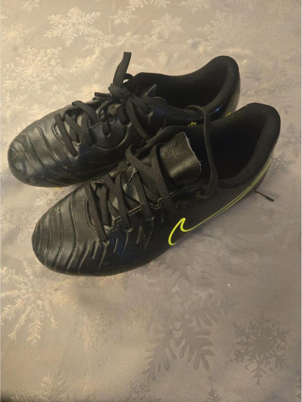 Nike Kids Soccer Cleats Black and Neon Yellow Size 2.5Y